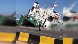 Cezayir’de limanda demirli olan kargo gemisi yan yattı