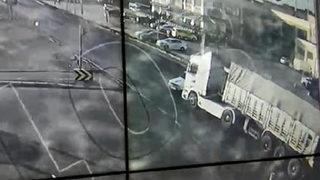 Balıkesir'deki feci kaza kamerada! Otomobil hurdaya döndü