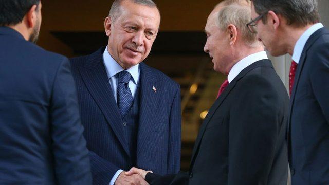 Erdoğan ve Putin el sıkışıyor