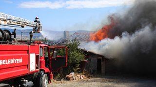 Kütahya'da yangın çıkan tek katlı ev kullanılamaz hale geldi
