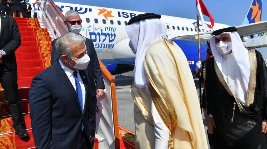 İsrail Dışişleri Bakanı Lapid'den Bahreyn'e tarihi ziyaret: İki &uuml;lke arasında u&ccedil;ak seferleri başladı