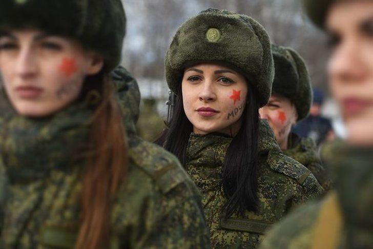 Rusya'nın kadın askerleri güzellikleriyle ezber bozuyor! Bakan bir daha bakıyor G3