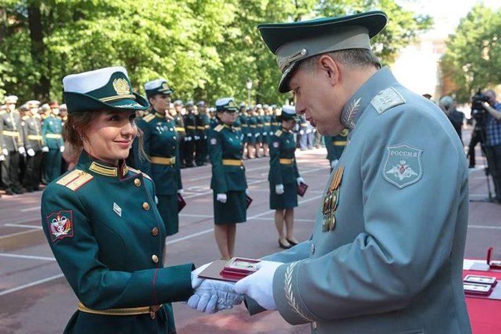 Rusya'nın kadın askerleri güzellikleriyle ezber bozuyor! Bakan bir daha bakıyor G4