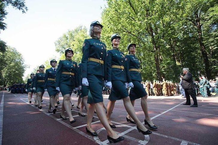 Rusya'nın kadın askerleri güzellikleriyle ezber bozuyor! Bakan bir daha bakıyor G5