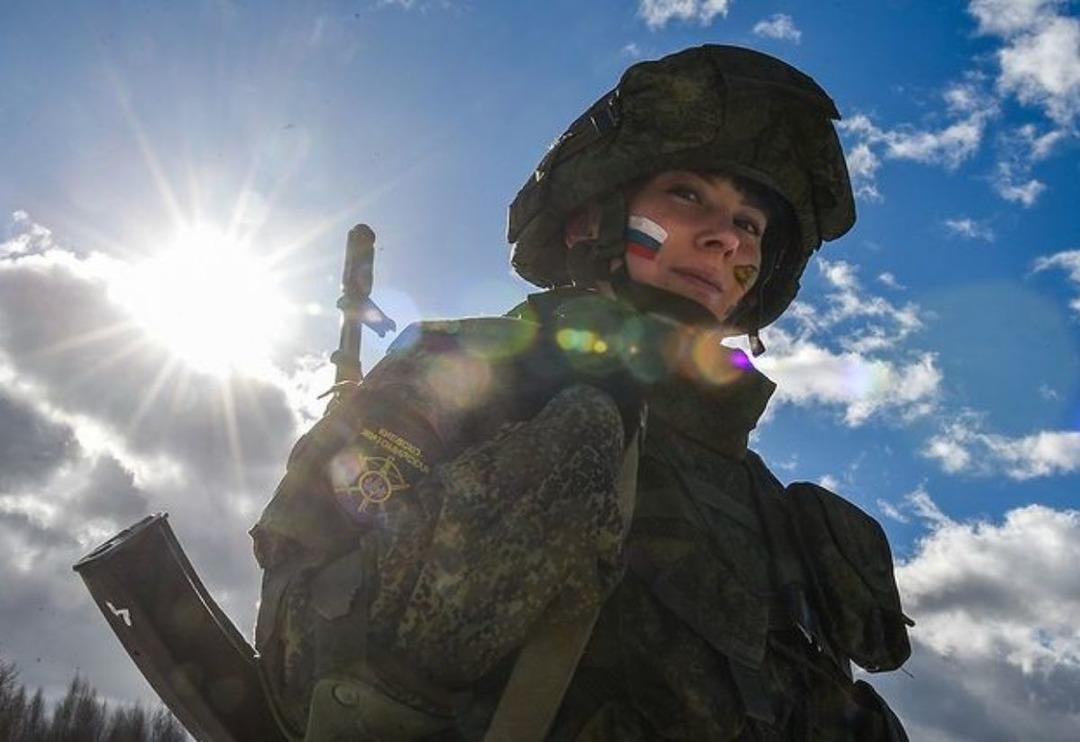 Rusya'nın kadın askerleri g&uuml;zellikleriyle ezber bozuyor! Bakan bir daha bakıyor