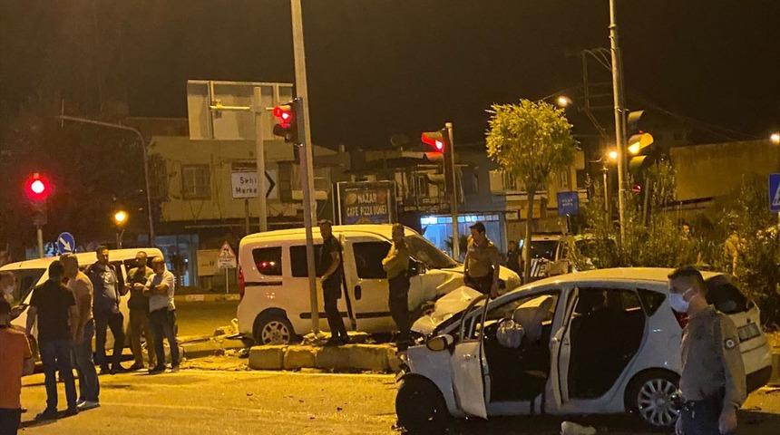 Adana'da feci kaza: 2'si polis 5 kişi yaralandı