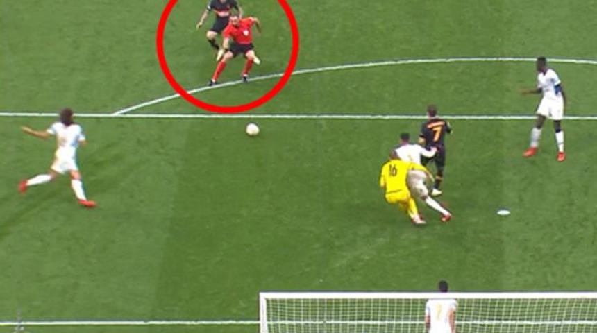 Hakem gol&uuml; tuttu! Ma&ccedil;a damga vuran pozisyon