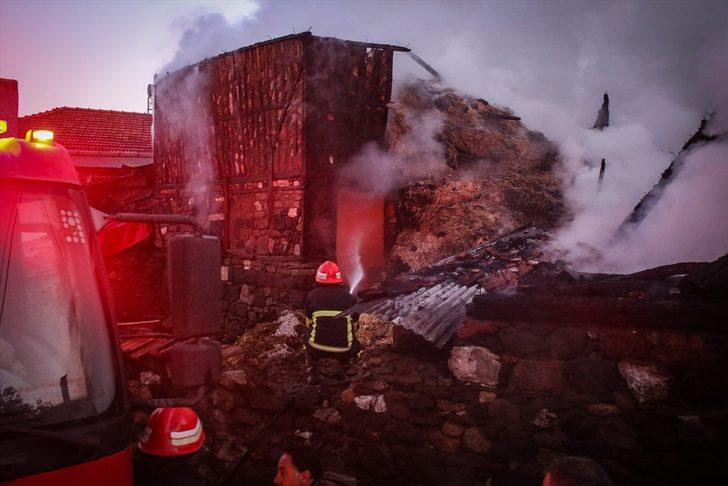 Kütahya'da ahır ve samanlık yangınında 3 küçükbaş hayvan telef oldu G1