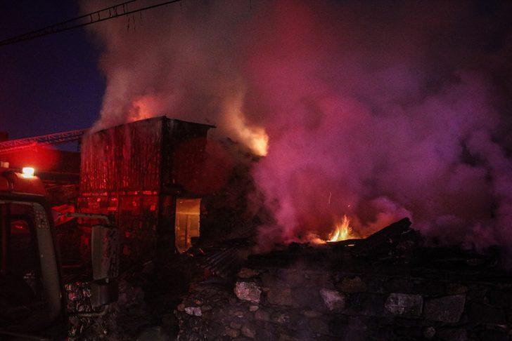 Kütahya'da ahır ve samanlık yangınında 3 küçükbaş hayvan telef oldu G2