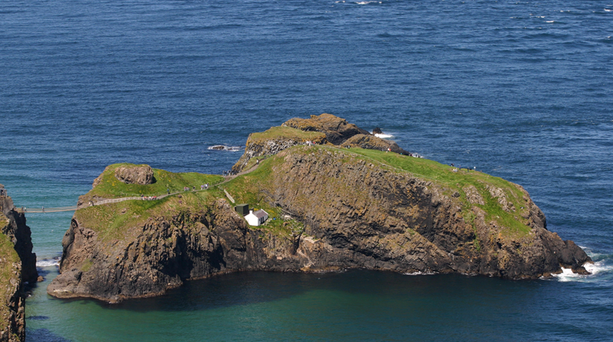 Korku ve hayranlığın aynı anda yaşandığı dünyanın en tehlikeli köprüsü: Carrick-A-Rede Rope