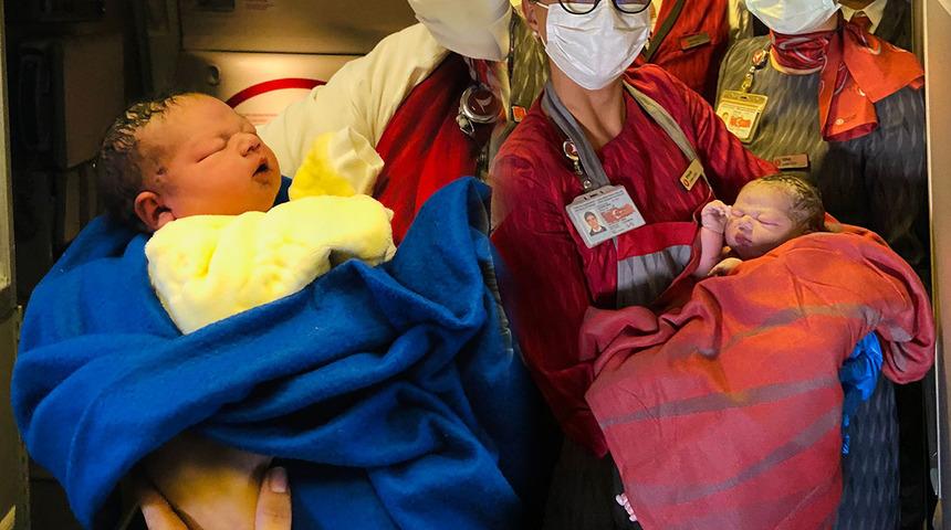 Yolcular arasındaki beyin cerrahı müdahale etti! THY'nin İstanbul-Şikago uçağında doğum