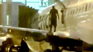 ABD'de şaşkına çeviren anlar! Terminale yaklaşan uçağın kanadına çıktı