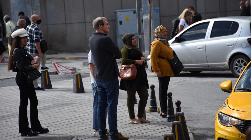 Taksim Meydanı'nda taksi denetimi! Müşteri ve mesafe seçmeye devam ediyorlar