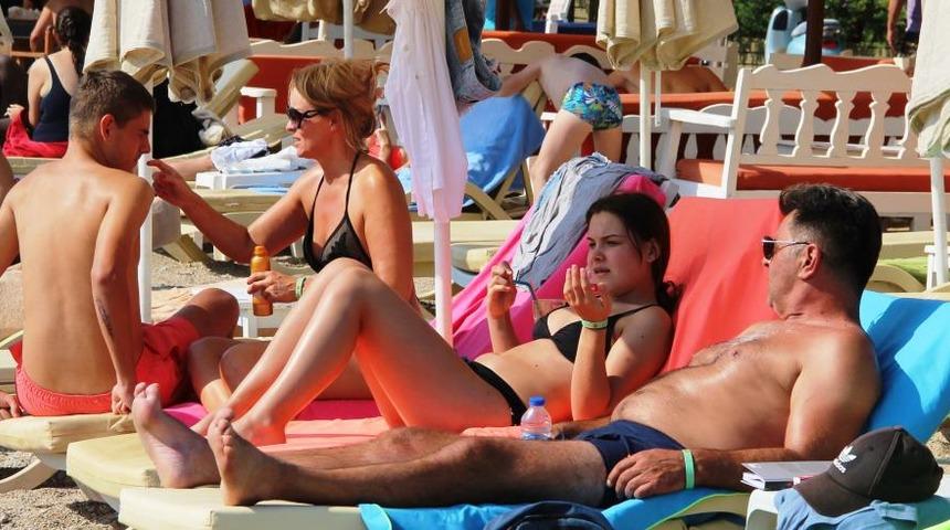 Bodrum’da sıcak havayı gören sahile koştu