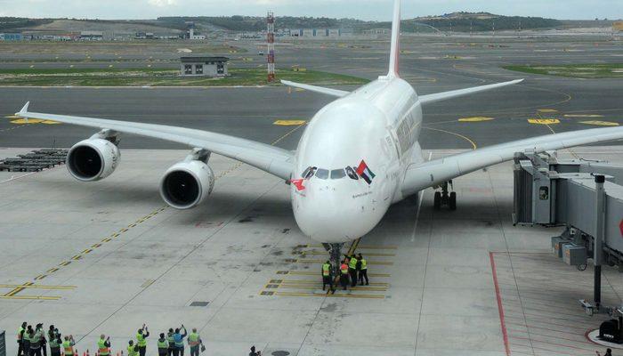 Dünyanın en büyük yolcu uçağı ile İstanbul'a ilk tarifeli uçuş