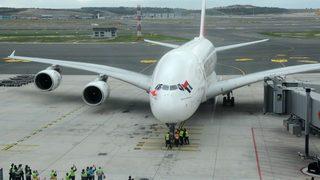 Dünyanın en büyük yolcu uçağı ile İstanbul'a ilk tarifeli uçuş