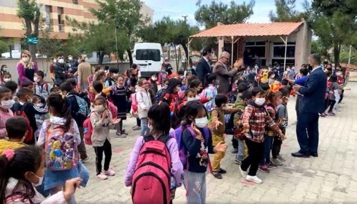 Okul çıkışı önce İstiklal Marşı’nı söylediler, ardından Roman havası oynadılar