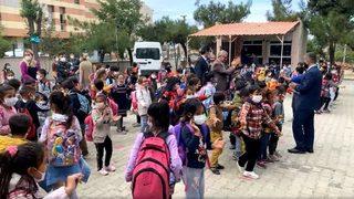 Okul çıkışı önce İstiklal Marşı’nı söylediler, ardından Roman havası oynadılar