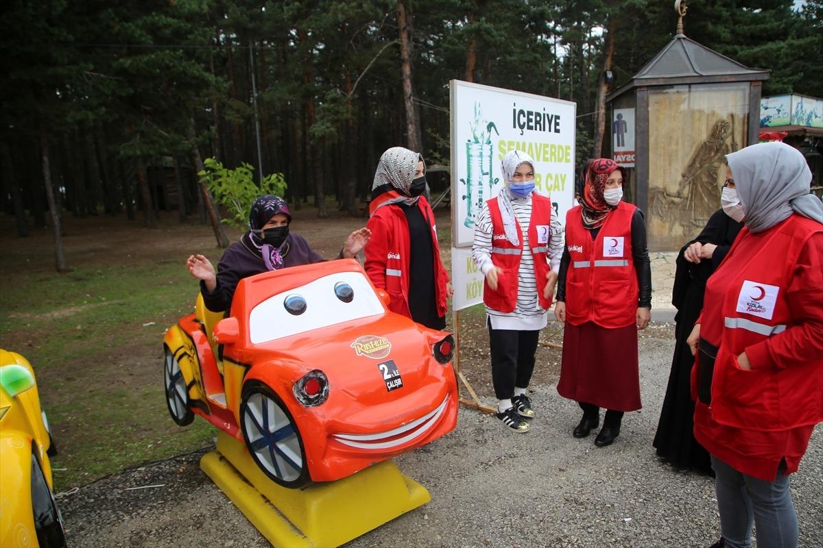 Yaşlılar G&uuml;n&uuml; etkinliğine katılan kadınlar g&uuml;zel bir g&uuml;n ge&ccedil;irdi
