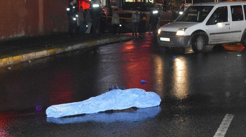 Gaziosmanpaşa'da korkunç kaza! Yemek yemek için yoldan karşıya geçen 3 kişi feci şekilde can erdi