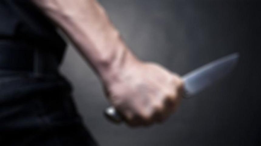 Korkun&ccedil; olay! Kızını boğazını keserek &ouml;ld&uuml;rd&uuml;