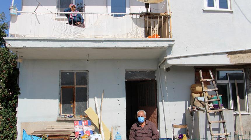 Dolandırıcılara 90 bin lira kaptırdı, 50 yıllık eşiyle arası açıldı! Giriş katta kendisi, birinci katta eşi yaşıyor