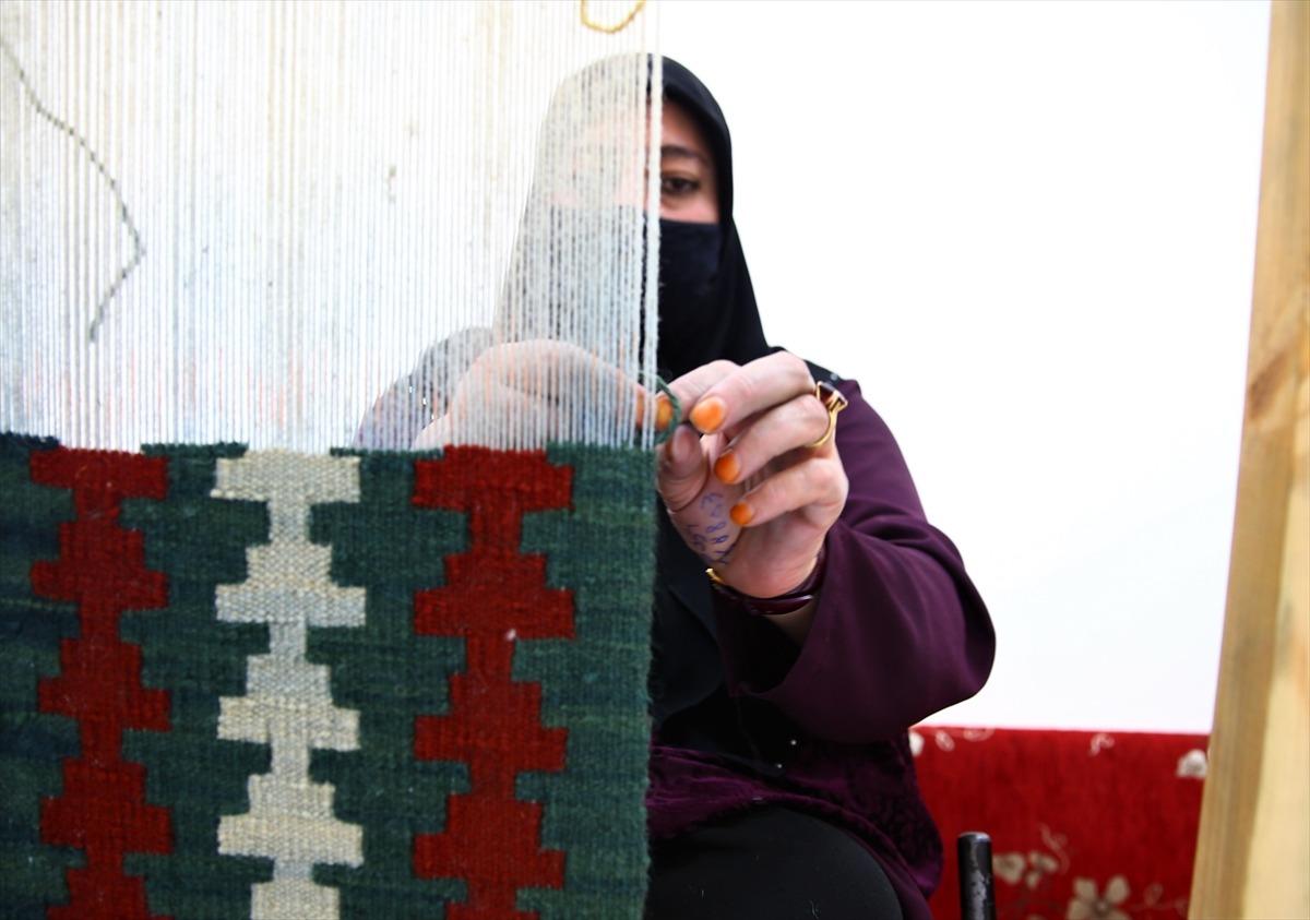 Geleneksel tezgahta dokumacılığı &ouml;ğrenen kadınlar &uuml;retime katkı sunmayı hedefliyor