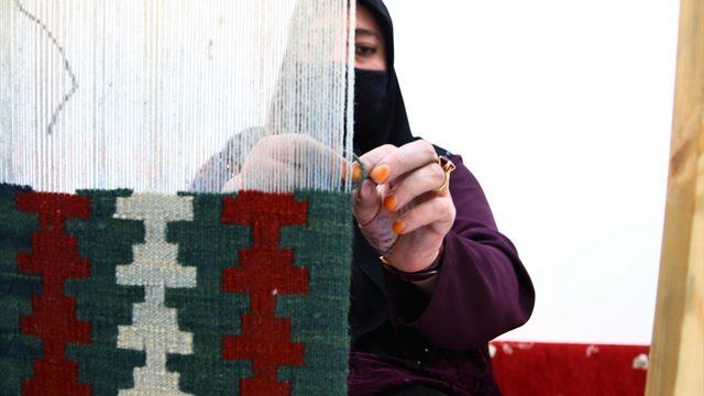 Geleneksel tezgahta dokumacılığı öğrenen kadınlar üretime katkı sunmayı hedefliyor