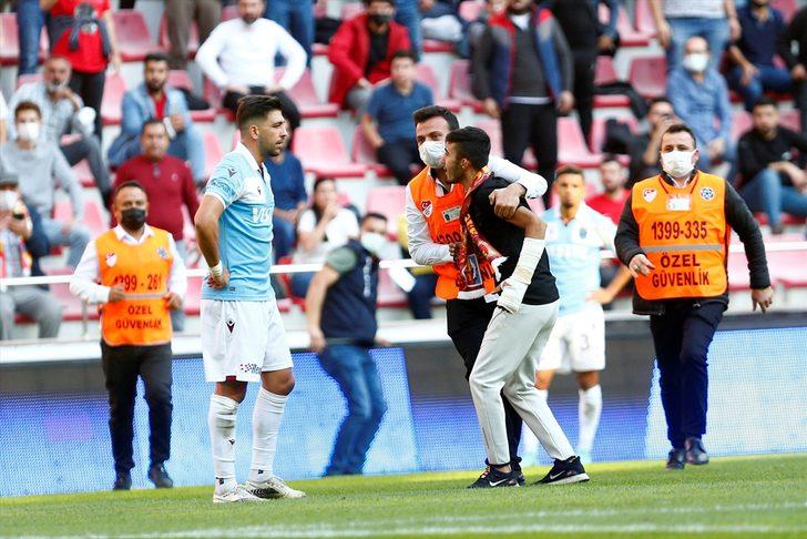 Kayserispor - Trabzonspor maçında şok olay! Sahaya girip Bakasetas'ın üzerine yürüdü