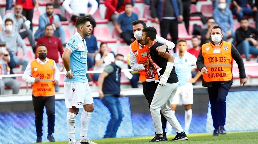 Kayserispor - Trabzonspor maçında şok olay! Sahaya girip Bakasetas'ın üzerine yürüdü