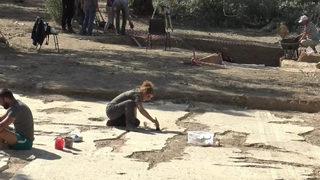 İznik'te zeytinlik alanda 2 lahit mezar daha bulundu