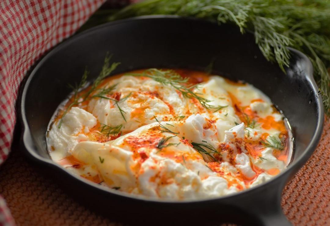 Adeta protein deposu! Pazar kahvaltılarına &ccedil;ok yakışacak &ccedil;ılbır tarifi...