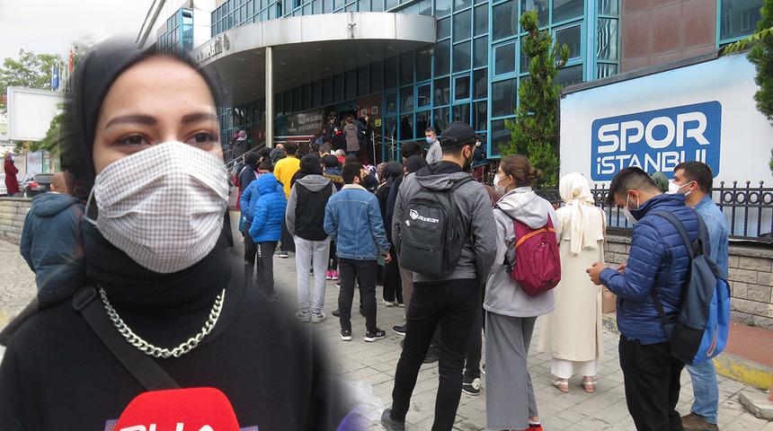 Kuyruk uzadıkça uzadı! Yağmur altında dakikalarca İstanbulkart için beklediler