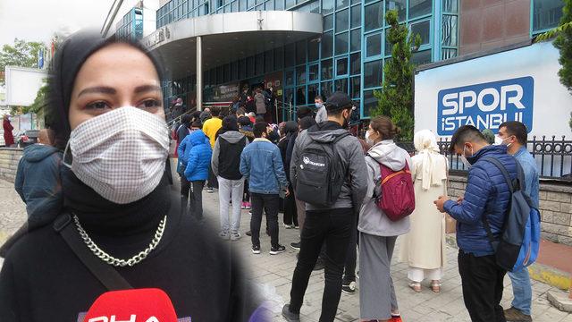 Kuyruk uzadıkça uzadı! Yağmur altında dakikalarca İstanbulkart için beklediler