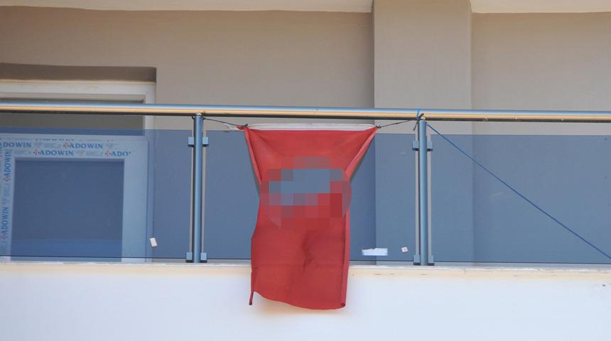 Ay ve yıldızı kesilen Türk bayrağını balkona astılar! İtfaiyeyi harekete geçiren ihbar