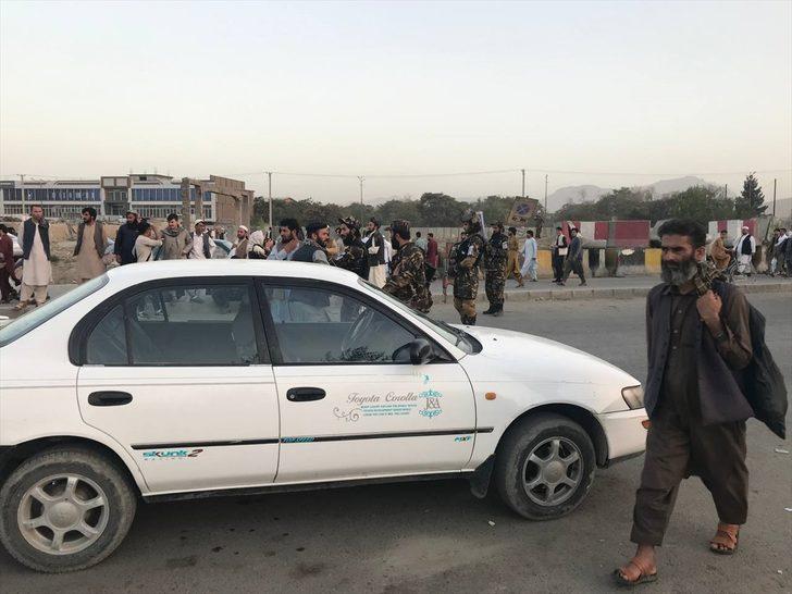 Kabil'de caminin girişinde düzenlenen bombalı saldırıda ilk belirlemelere göre 2 kişi hayatını kaybetti, 4 kişi yaralandı. G5