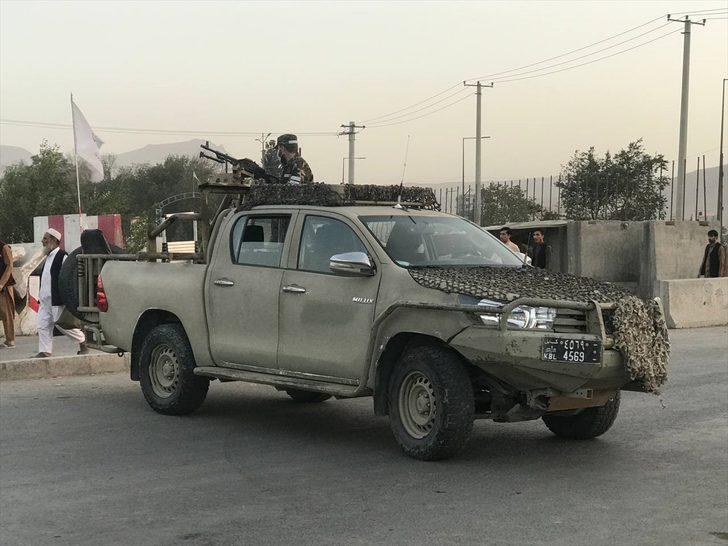 Kabil'de caminin girişinde düzenlenen bombalı saldırıda ilk belirlemelere göre 2 kişi hayatını kaybetti, 4 kişi yaralandı. G3