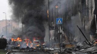 Uçak, binanın üzerine düştü: 8 ölü