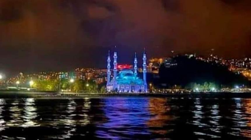 Tepki çeken cami manzaralı alkol paylaşımı