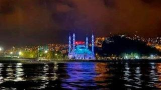 Tepki çeken cami manzaralı alkol paylaşımı