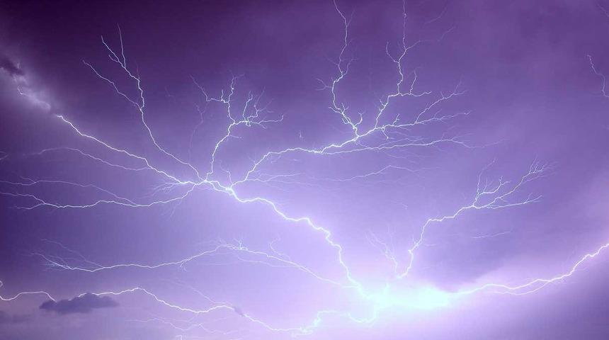 Gecenin karanlığını şimşekler aydınlattı