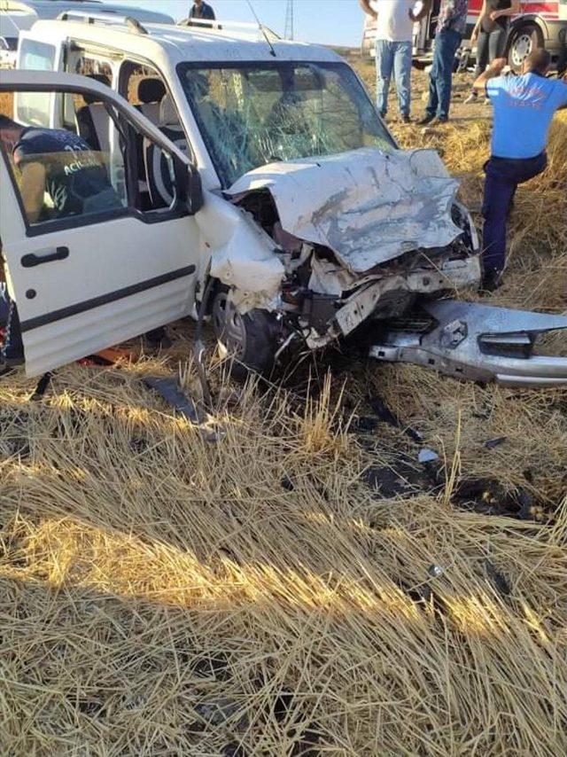 Gaziantep'te otomobille hafif ticari araç çarpıştı, 5 kişi yaralandı