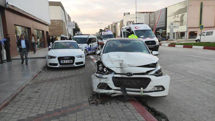 Bursa'daki trafik kazasında 2'si polis 3 kişi yaralandı G3