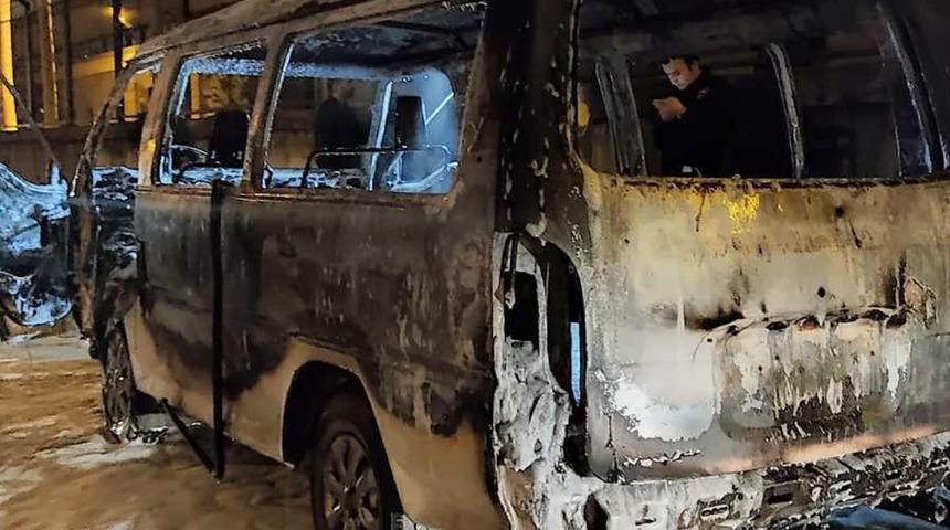 Küçükçekmece’de çalıntı olduğu öğrenilen panelvan minibüs yanarak kül oldu