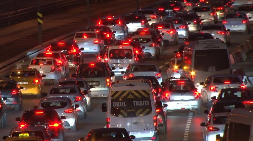 İstanbul'da trafik yoğunluğu gün ağarmadan başladı