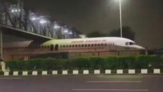 Sosyal medyada viral oldu! Yolcu uçağı köprünün altında sıkıştı