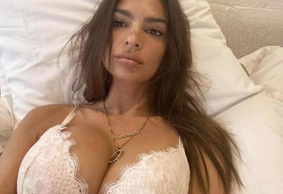 Emily Ratajkowski &uuml;nl&uuml; olduğu klipte tacize uğradığını a&ccedil;ıkladı: G&ouml;ğ&uuml;slerime dokunarak...