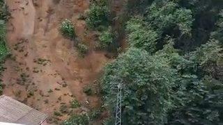 Rize'de heyelan! Çay bahçesinde toprağın kayma anı kamerada