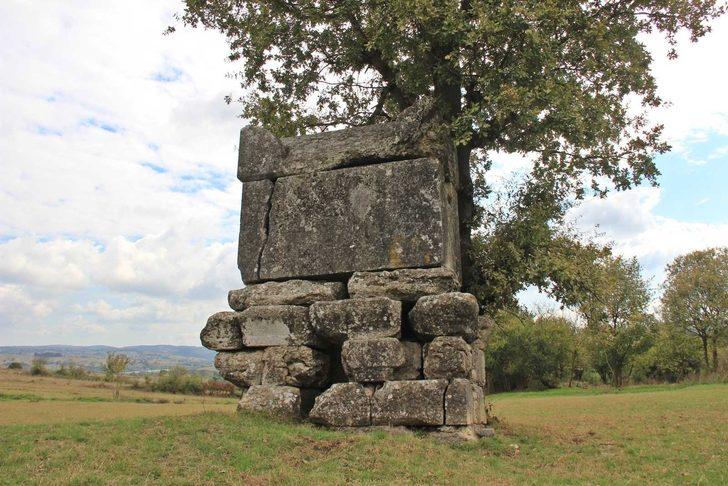 Köyün ortasındaki 2 bin yıllık lahde kazınmış cümleler görenleri şaşırtıyor G3