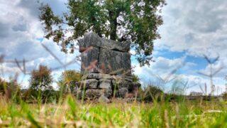 Köyün ortasındaki 2 bin yıllık lahde kazınmış cümleler görenleri şaşırtıyor